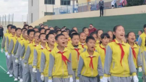 一群小学生简笔画图片（一群小学生卡通图片）