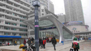 坐地铁到群光广场哪站下（群光广场地铁哪一站下）