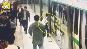 一个男的蹲在地铁唱歌是谁（一个男孩在地铁站唱歌）